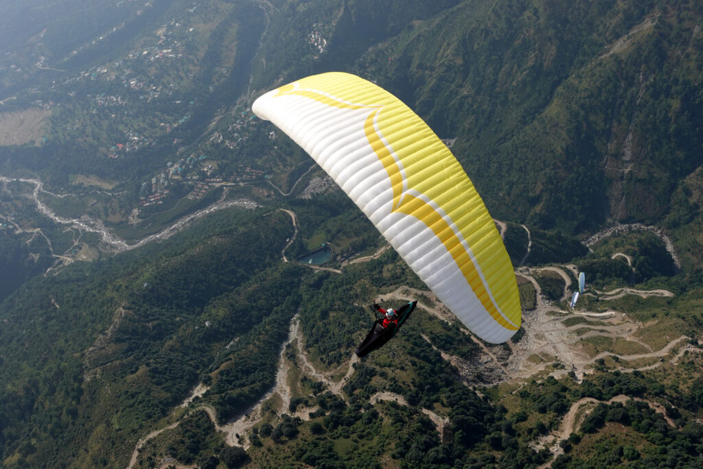 インドでのパラグライダー海外ツアーをソラユキの日本人ガイドがサポートしている様子